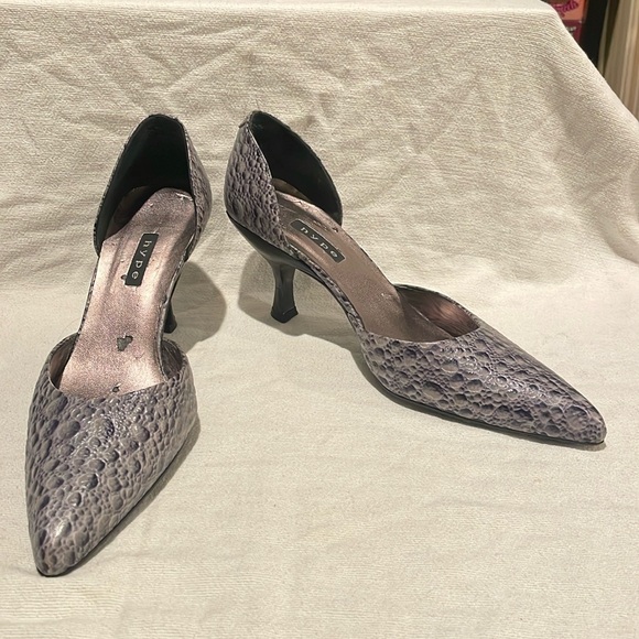 Slightly used; size 8.5 - Picture 1 of 3